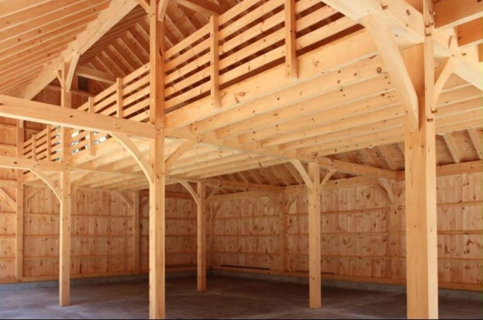 Charpente en bois massif neuve, encore entièrement apparente : poteaux, contrefiches, pannes et solives. Sur une charpente ancienne, ce sont ces mêmes pièces que le diagnostic examine une par une. Chantier réel des équipes partenaires.