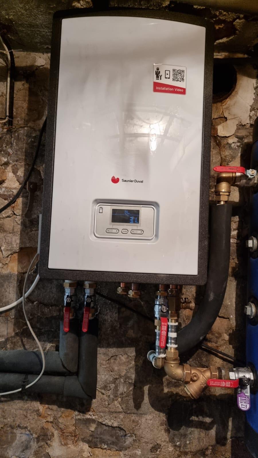 Remplacement d'un appareil de chauffage : chaudière murale raccordée, vannes d'isolement et filtre posés sur le retour. Chantier réel des équipes partenaires.