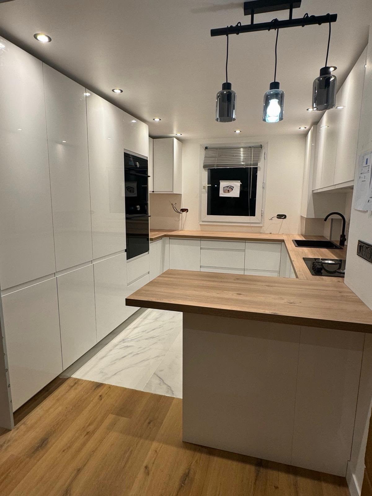 Cuisine blanche en U, plans bois · chantier des équipes partenaires