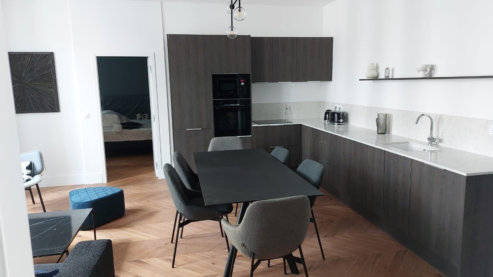 Cuisine et séjour rénovés avec parquet à chevrons dans un appartement ancien, chantier réel