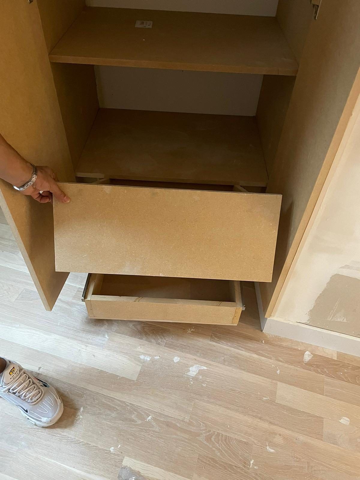 Essai d'un tiroir pendant la pose : chaque ouvrant se manœuvre au fil du chantier, sinon il sera manœuvré pour la première fois le jour de la réception. Chantier réel des équipes partenaires.