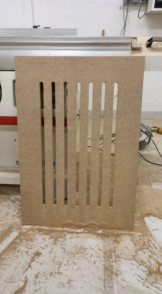 Panneau ajouré taillé sur mesure à l'atelier : les passages d'air se dessinent avec la menuiserie, pas une fois les ouvrages posés. Chantier réel des équipes partenaires.