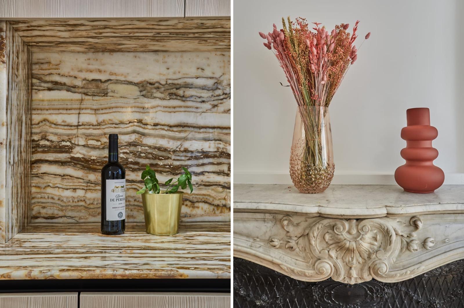 Deux détails réels : niche habillée d'onyx à veines horizontales encadrée de menuiserie cannelée, et cheminée en marbre blanc sculpté avec sa plaque de fonte