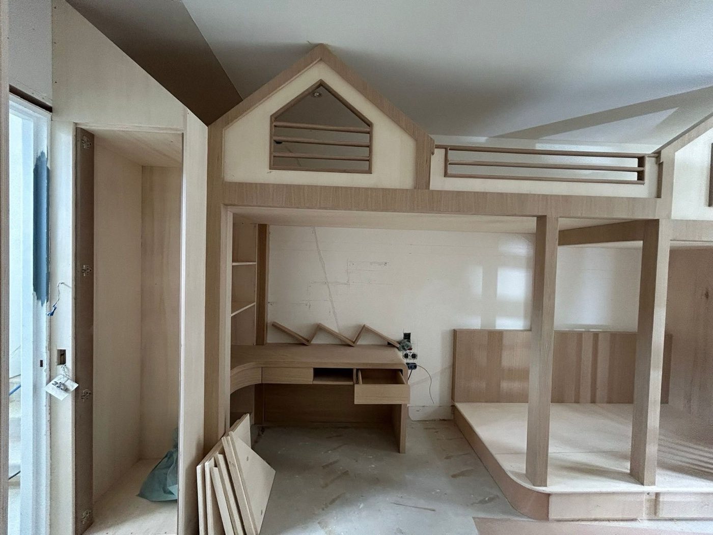Lit cabane et rangements d'enfant, en fabrication · chantier des équipes partenaires