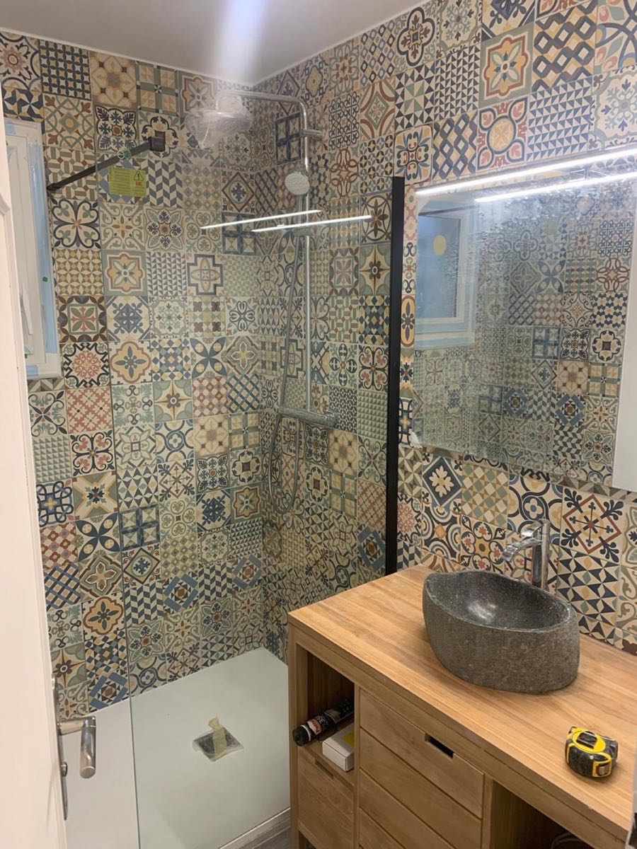 Douche carreaux de ciment, vasque en pierre · chantier des équipes partenaires