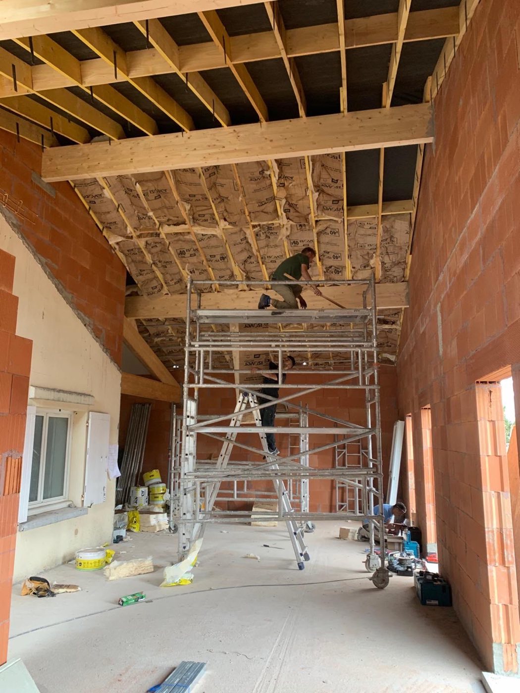Élévation briques grande hauteur, échafaudage intérieur · chantier des équipes partenaires