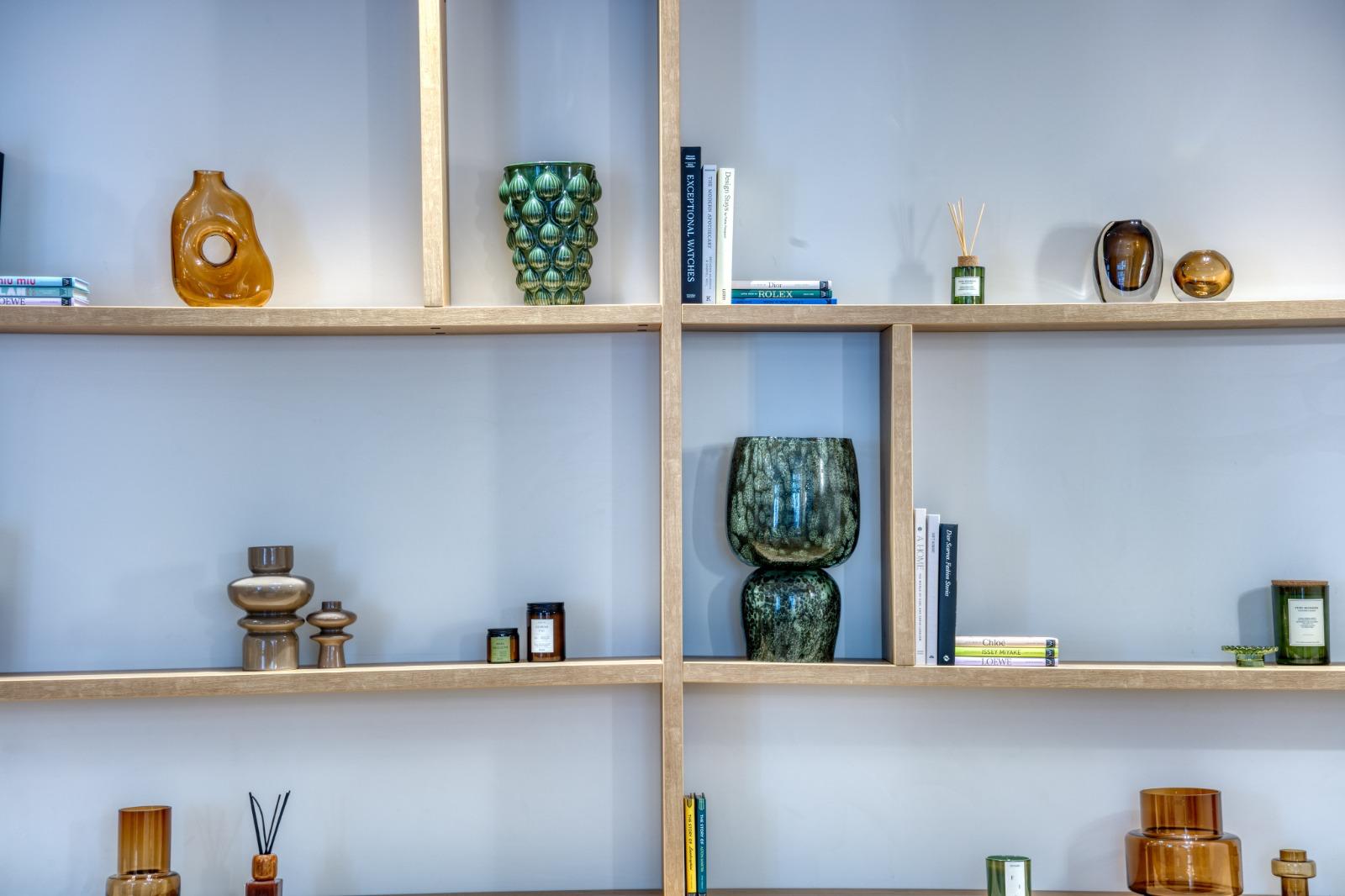 Étagères sur mesure en chêne clair dans un appartement parisien rénové