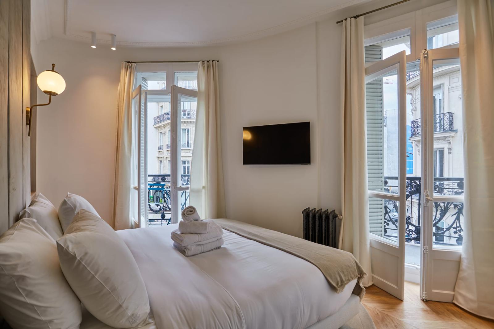 Chambre, balcons haussmanniens sur rue · illustration