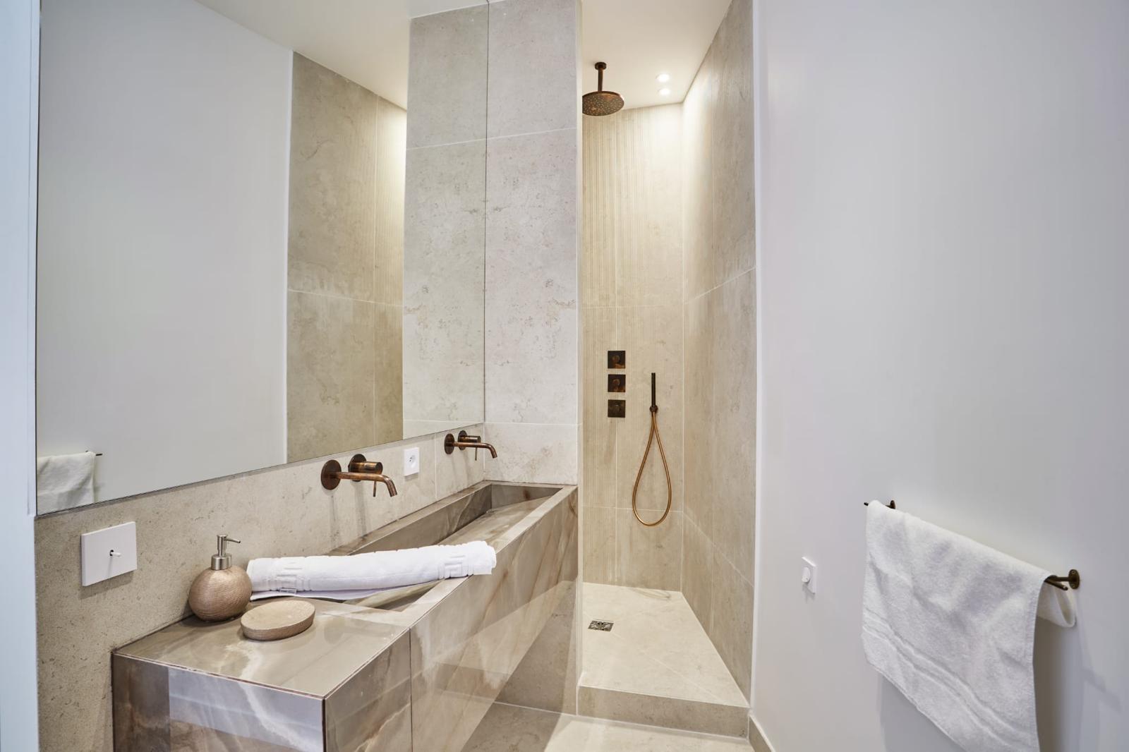 Salle d'eau, douche et vasque en pierre claire · illustration